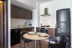Réfrigérateur, micro-ondes, four, plaque de cuisson