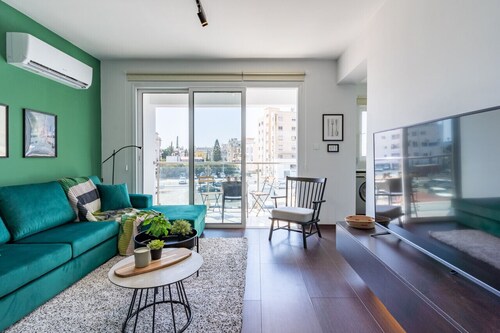 Harbor 104: Stylish 1-Bedroom Apartment in Larnaca