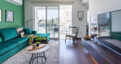Harbor 104: Stylish 1-Bedroom Apartment in Larnaca