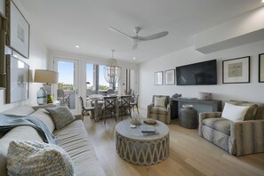 Smart TV - Designer Penthouse over Seaside Amphitheater with Gulf Views, + 2 Adult Bikes (Santa Rosa Beach)