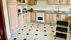 Coffee/tea maker, fridge, microwave, oven