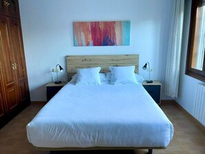 3 chambres, fer et planche à repasser, Wi-Fi gratuit, draps fournis