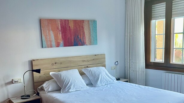 3 bedrooms, iron/ironing board, WiFi (free), bed sheets