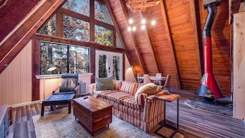 Een smart-tv, een open haard en boeken