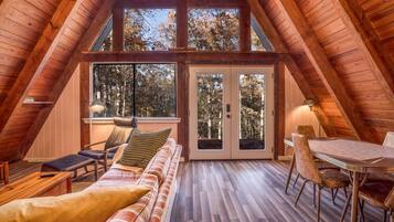 Een smart-tv, een open haard en boeken