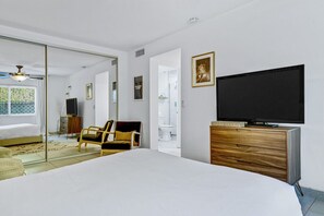 4 habitaciones, escritorio y tabla de planchar con plancha