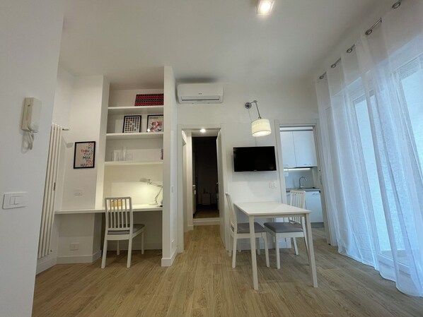 Dining - Renovated 50 sqm. apartment for students - S. Paolo - Rome 3 (Roma)