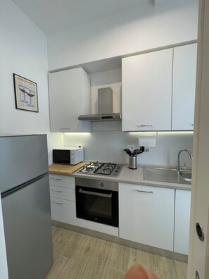 Fridge, microwave, oven, stovetop - Renovated 50 sqm. apartment for students - S. Paolo - Rome 3 (Roma)