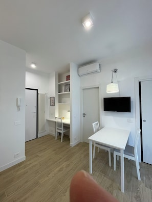 Interior - Renovated 50 sqm. apartment for students - S. Paolo - Rome 3 (Roma)