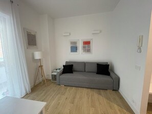 Smart TV, stereo - Renovated 50 sqm. apartment for students - S. Paolo - Rome 3 (Roma)