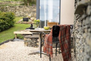 Outdoor dining - Beautiful Luxury one bedroom retreat in Far Sawrey (Ambleside)
