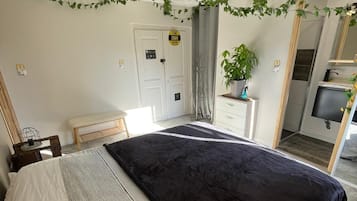 Comfort Double Room | Free WiFi, bed sheets