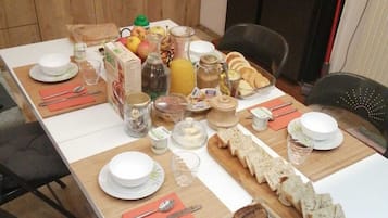 Se ofrece un desayuno continental (8 EUR por persona)