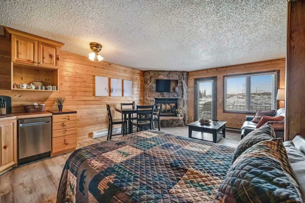 1BR Condo:Mountain View, Pools, Sauna, Games & Gym