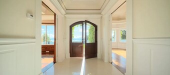 Luxury eight Bedroom Home (Sleeps17) with views of Killarney Lakes and Mountains