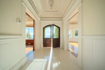 Luxury eight Bedroom Home (Sleeps17) with views of Killarney Lakes and Mountains