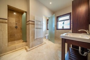 Jetted tub, hair dryer, towels, toilet paper - Luxury eight Bedroom Home (Sleeps17) with views of Killarney Lakes and Mountains (Killarney)