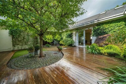 Luxury eight Bedroom Home (Sleeps17) with views of Killarney Lakes and Mountains