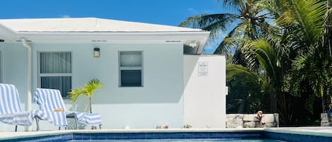 Una piscina al aire libre