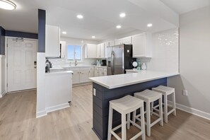 Fridge, microwave, oven, stovetop - Renovated Sandy Key Penthouse With Upper Level Gulf Views! Treat Yourself! (Perdido Key)