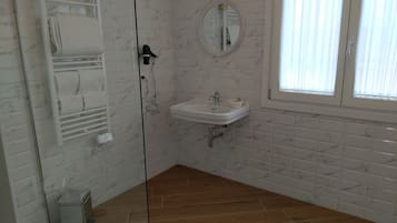 Luksussuite | Bad | Dusj, regndusjhode, hårføner og badekåper