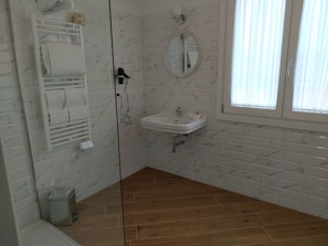 Luxury Suite | Bathroom | Shower, rainfall showerhead, hair dryer, bathrobes - RMaison Luxury Suites Olbia  (Olbia)