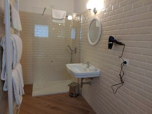 Classic Double Room | Bathroom | Shower, rainfall showerhead, hair dryer, bathrobes - RMaison Luxury Suites Olbia  (Olbia)