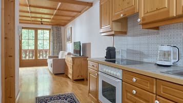 Kühlschrank, Ofen, Geschirrspüler, Wasserkocher mit Kaffee-/Teezubehör