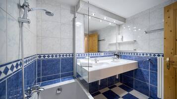 Een haardroger, toiletpapier