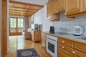 Kjøleskap, ovn, oppvaskmaskin og kaffetrakter/tekoker