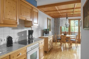Fridge, oven, dishwasher, coffee/tea maker