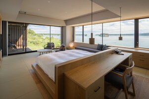 SUSO Non-smoking | Premium bedding, down comforters, pillowtop beds, free minibar