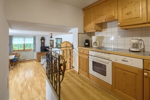 Fridge, oven, dishwasher, coffee/tea maker