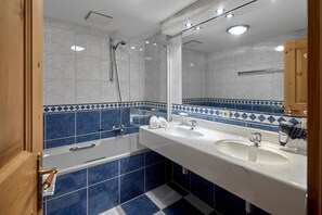 Een haardroger, toiletpapier