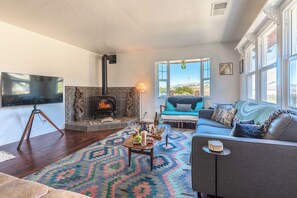 Smart TV, fireplace