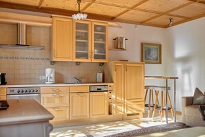 Kühlschrank, Ofen, Geschirrspüler, Wasserkocher mit Kaffee-/Teezubehör