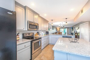 Microwave, dishwasher, coffee/tea maker, toaster - Pet Friendly*Wave n' Sea at Deepwater Cove! (Pensacola Beach)