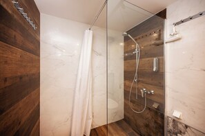 Comfort Quadruple Room, Non Smoking, Private Bathroom | Bathroom | Shower, hair dryer, slippers, towels - Hive Family House (Kraków)