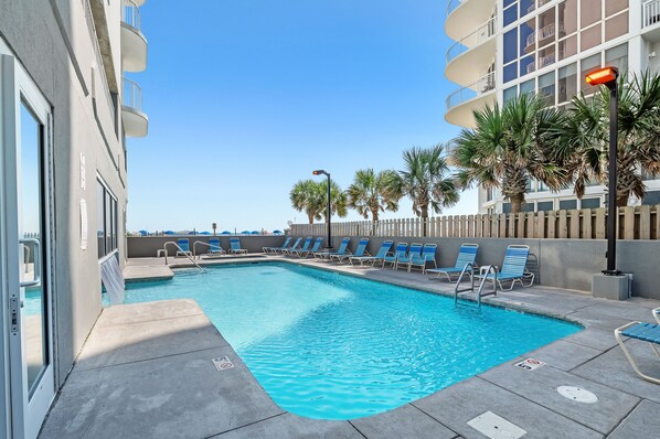 Een binnenzwembad en een buitenzwembad