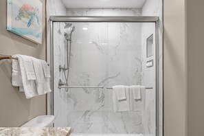 Shower, towels, soap, shampoo - Gulf Shores Gulf front Penthouse Newly remodeled - Penthouse Views !! (Gulf Shores)