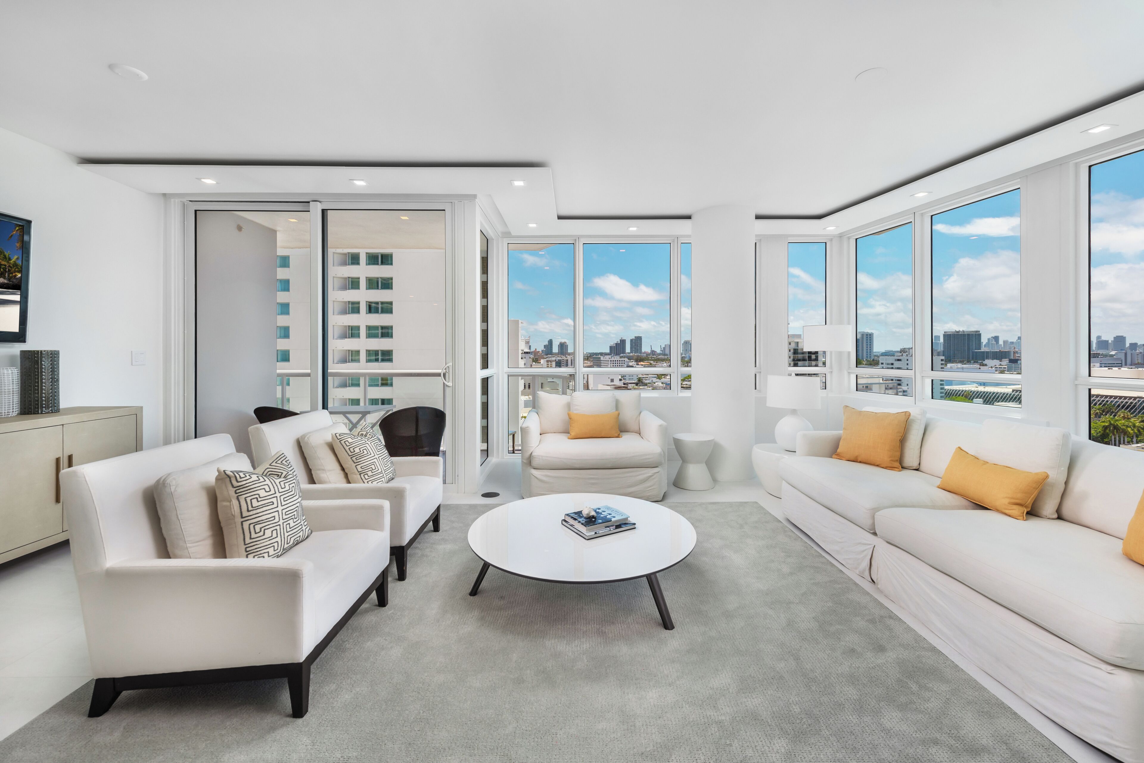 Smart TV, videojuegos, reproductor de DVD y futbolito 