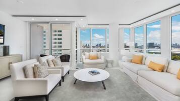 Smart TV, videojuegos, reproductor de DVD y futbolito