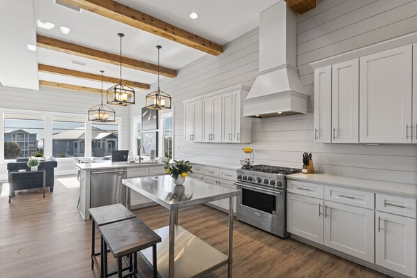 冷蔵庫、電子レンジ、オーブン、コンロ