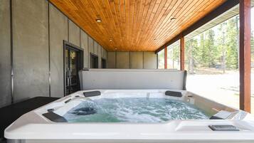 Indoor spa tub