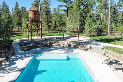 Modern Single-Level Property w/ Covered Patio, Fire-Pit, Hot Tub, Open Plan!