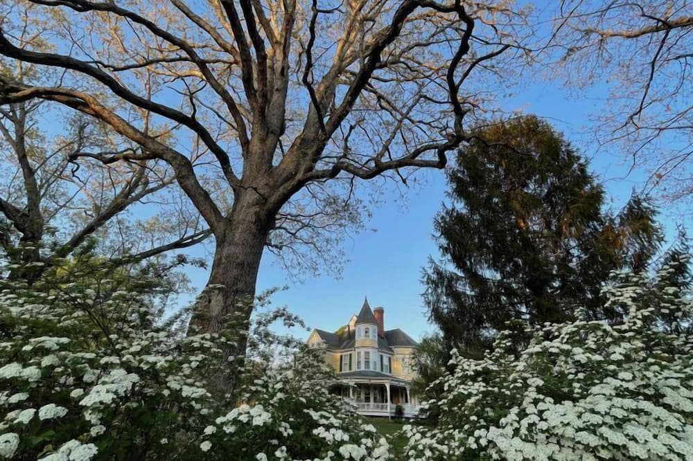 The Oaks Victorian Inn