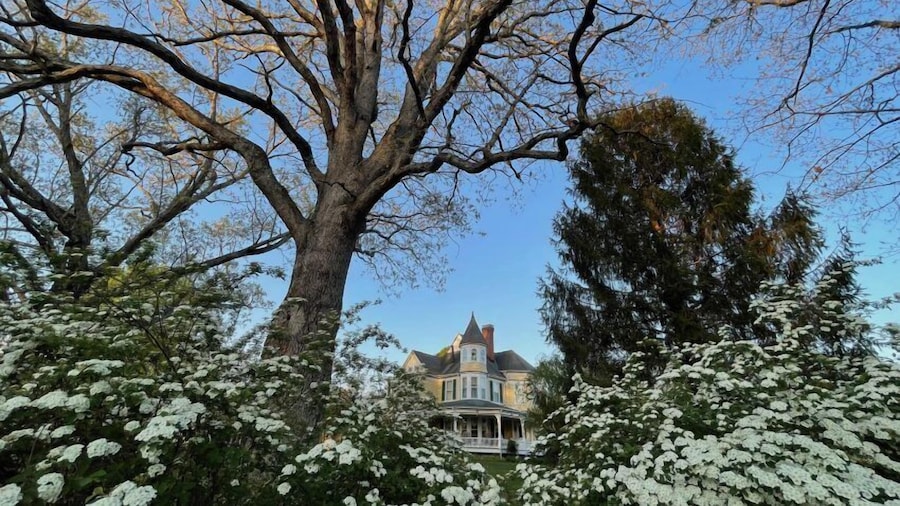 The Oaks Victorian Inn