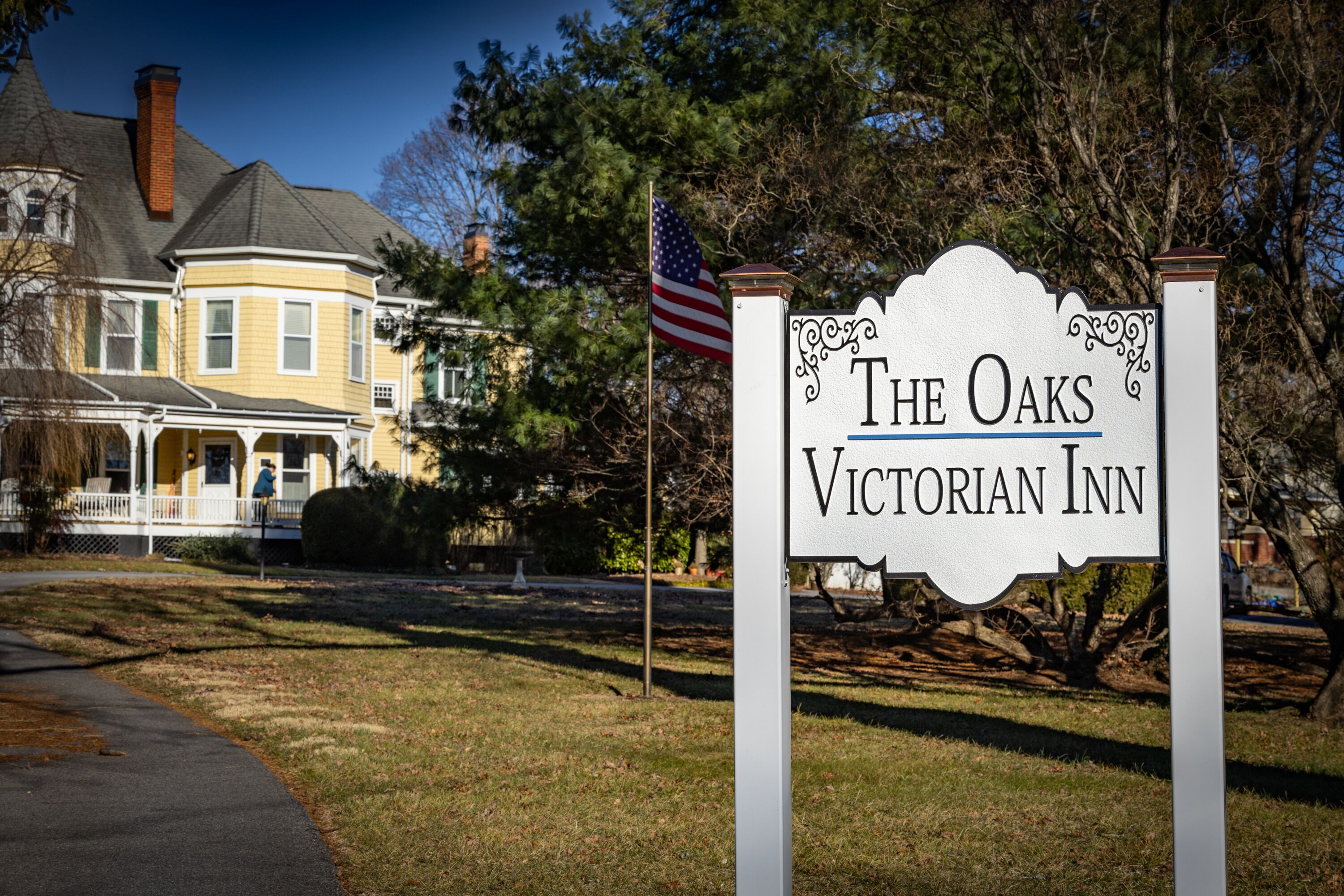 Une enseigne d’auberge de style victorien sur laquelle on peut lire : « The Oaks Victorian Inn ».