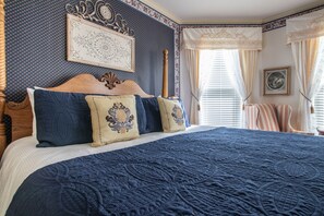 Major Pierce Single King | Individually decorated, individually furnished, desk, laptop workspace - The Oaks Victorian Inn (Christiansburg)