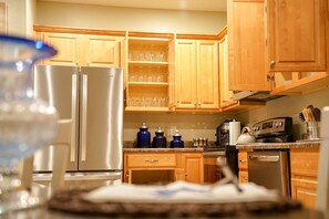 Fridge, oven, stovetop, toaster - Unit A (Moss Point)